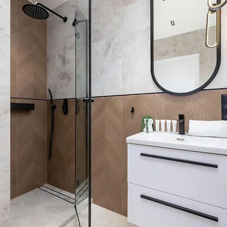 Air Conditioned With Mountain View, Parking And Balcony By Renters