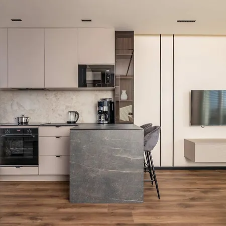 Air Conditioned With Mountain View, Parking And Balcony By Renters 아파트