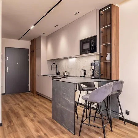 Air Conditioned With Mountain View, Parking And Balcony By Renters 아파트