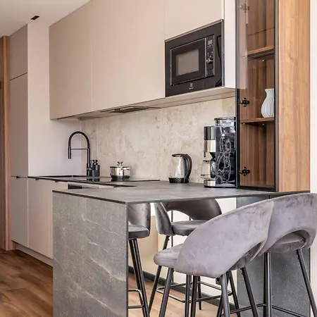 Air Conditioned With Mountain View, Parking And Balcony By Renters 아파트