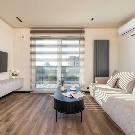 Air Conditioned With Mountain View, Parking And Balcony By Renters Apartment *