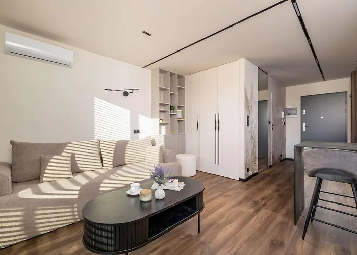 Air Conditioned With Mountain View, Parking And Balcony By Renters דירה *