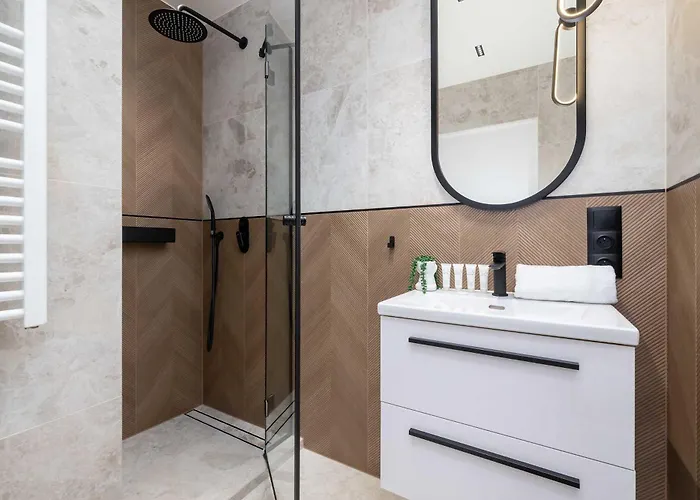 Air Conditioned With Mountain View, Parking And Balcony By Renters