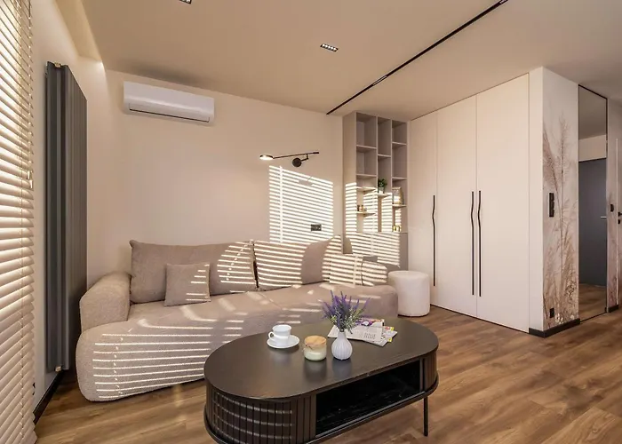 Air Conditioned With Mountain View, Parking And Balcony By Renters טיצ'י