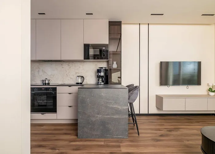 Air Conditioned With Mountain View, Parking And Balcony By Renters דירה