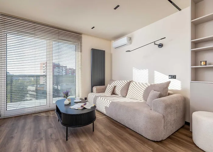 Air Conditioned With Mountain View, Parking And Balcony By Renters