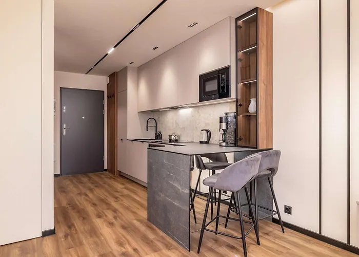 Air Conditioned With Mountain View, Parking And Balcony By Renters דירה