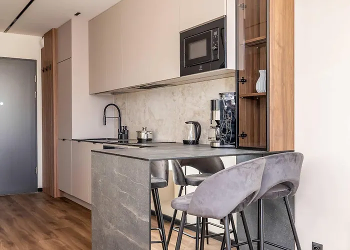 Air Conditioned With Mountain View, Parking And Balcony By Renters דירה