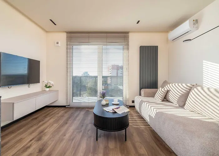 Air Conditioned With Mountain View, Parking And Balcony By Renters דירה *